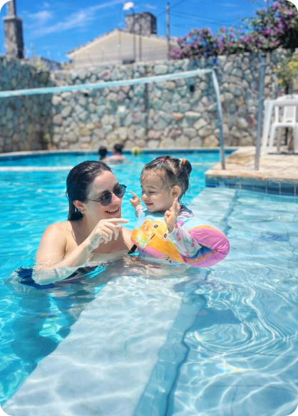 Mãe e filha aproveitando a piscina da Casa Praia Recife